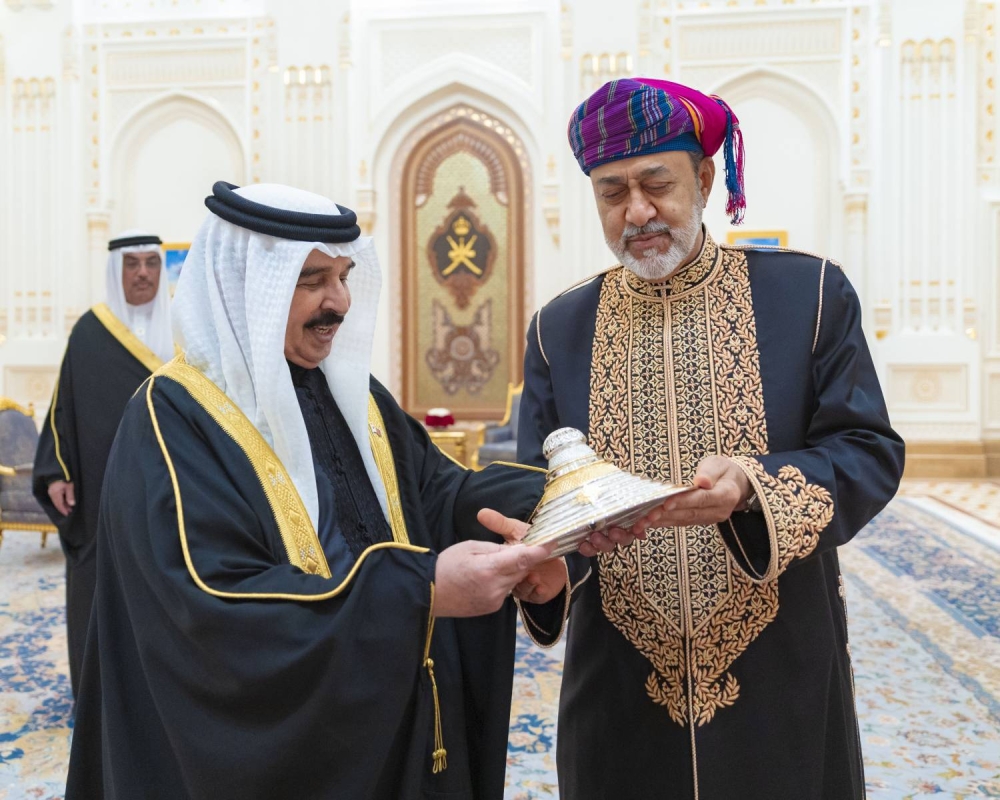 سلطان عمان يقيم مأدبة عشاء بمناسبة زيارة الدولة للملك إلى السلطنة