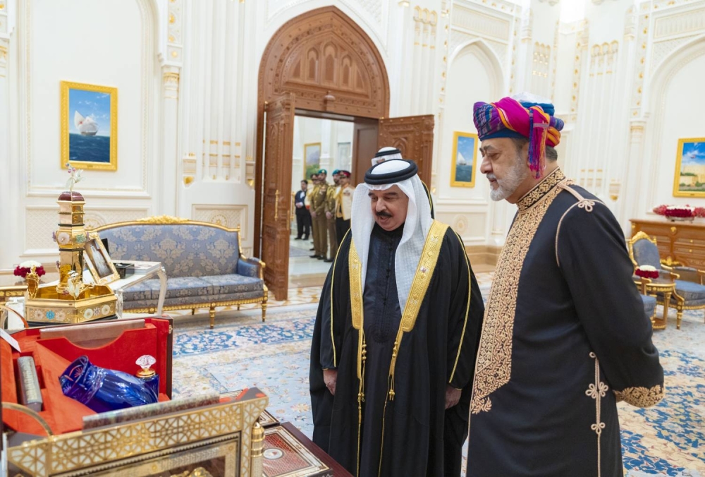 سلطان عمان يقيم مأدبة عشاء بمناسبة زيارة الدولة للملك إلى السلطنة