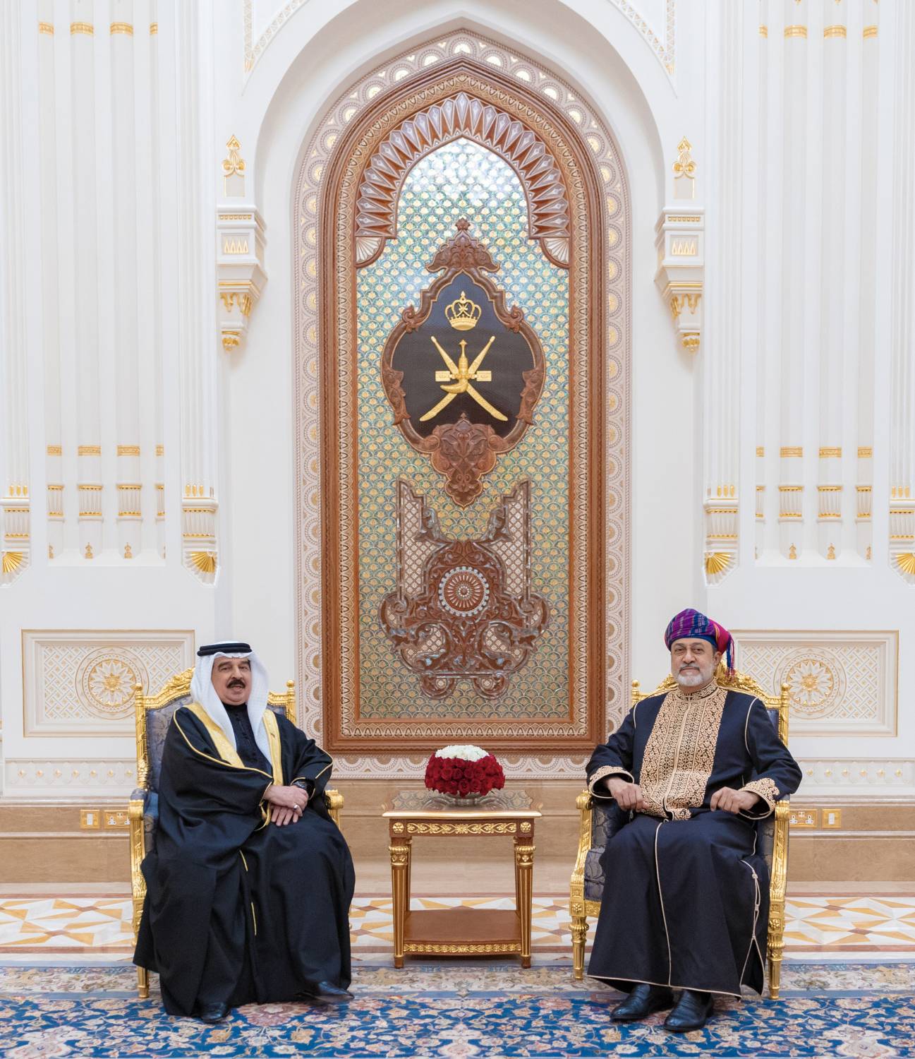 سلطان عمان يقيم مأدبة عشاء بمناسبة زيارة الدولة للملك إلى السلطنة