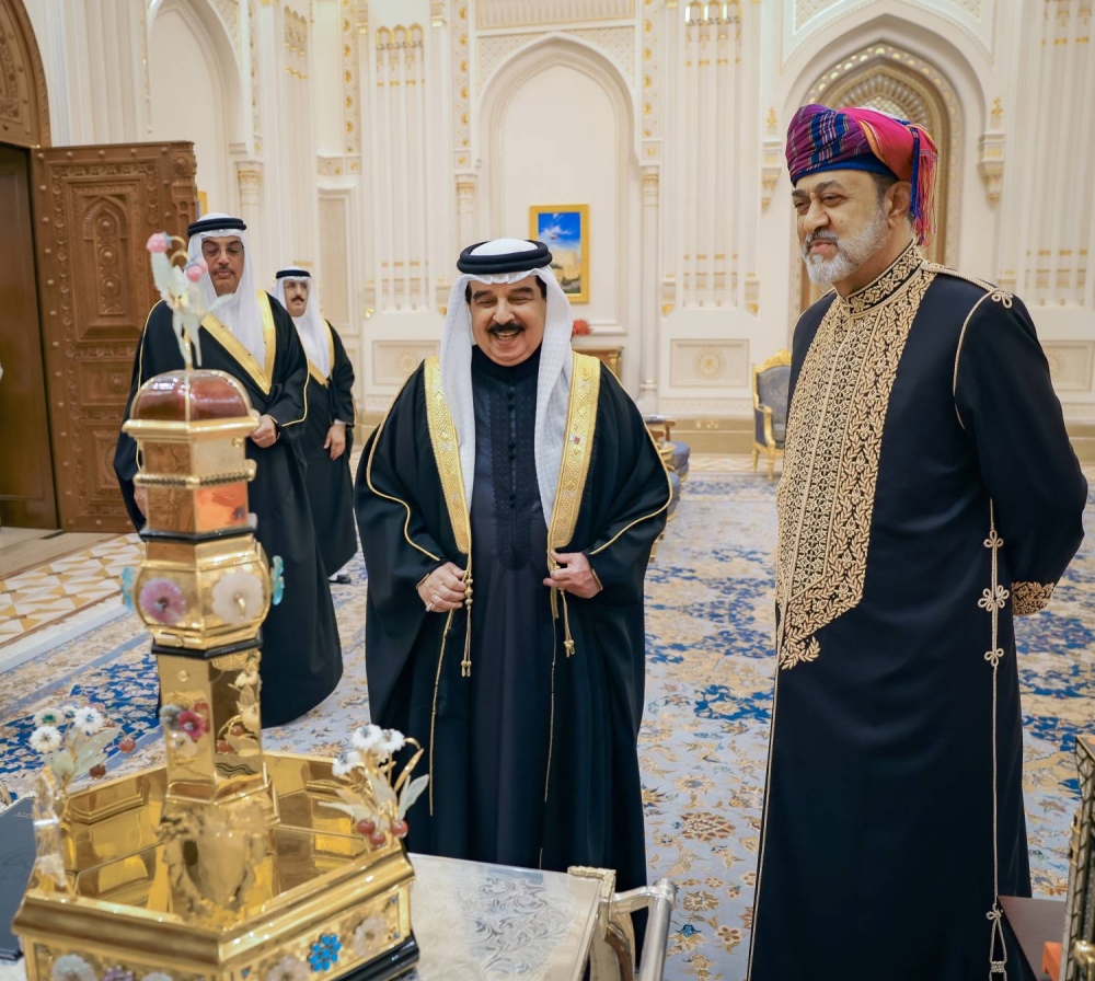 سلطان عمان يقيم مأدبة عشاء بمناسبة زيارة الدولة للملك إلى السلطنة