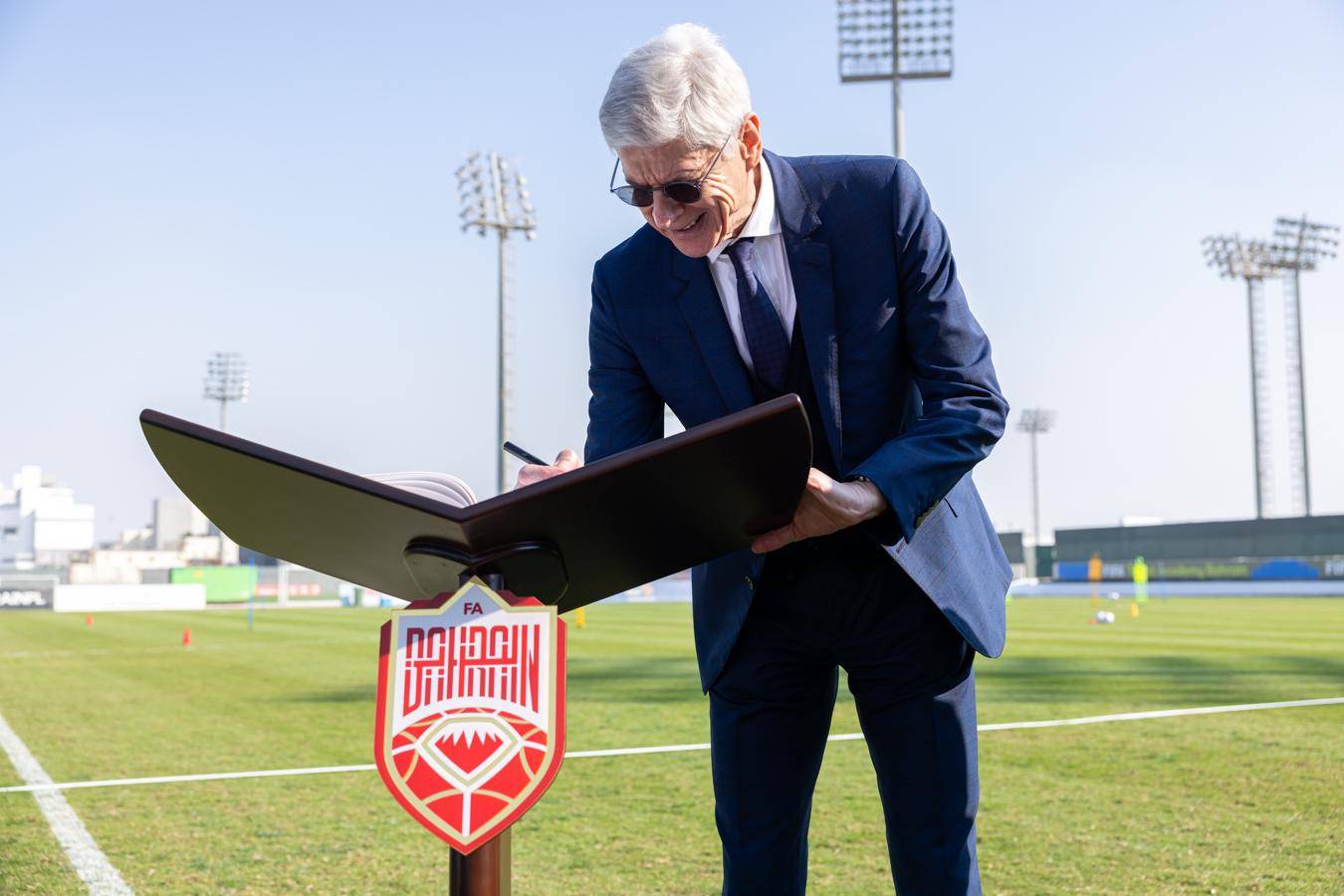 أرسين فينغر يتواجد في البحرين.. إنجاز نوعي لمخطط تطوير المواهب وأكاديمية FIFA للمواهب البحرين