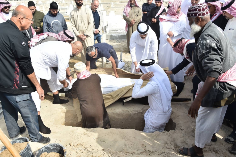 مسؤولون وأطباء ومواطنون يودعون الراحل د. إبراهيم السندي