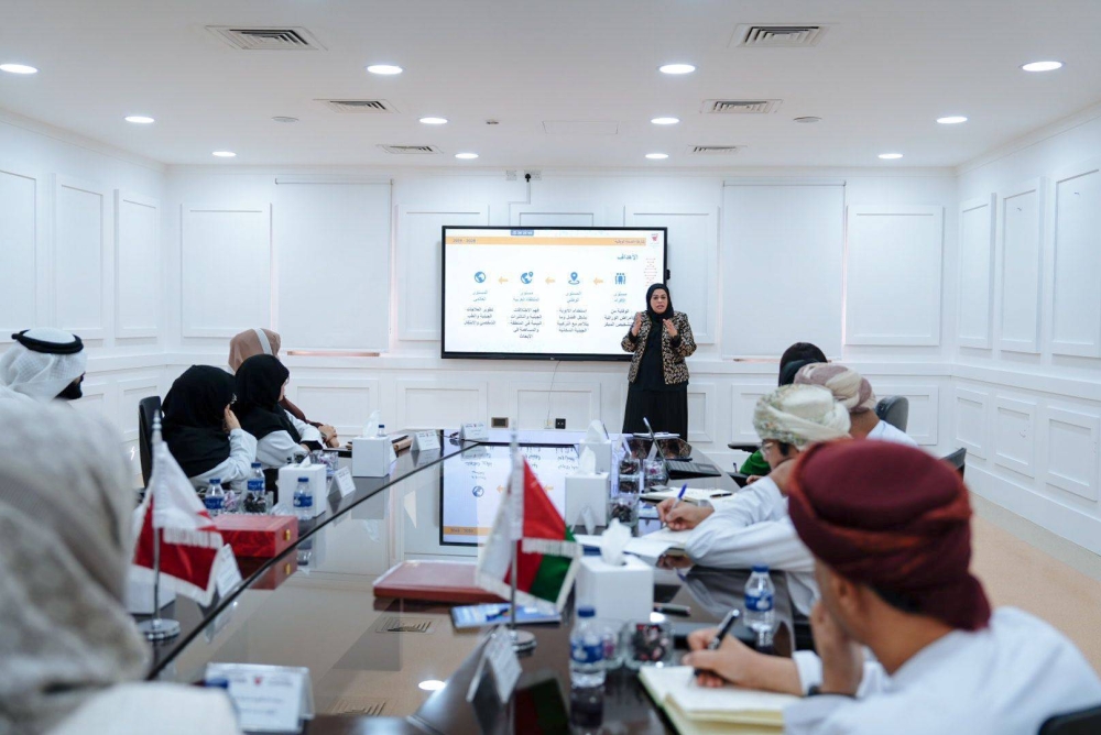 وزيرة الصحة تستقبل وفداً من سلطنة عمان للاطلاع على تجربة مملكة البحرين في مجال الجينوم