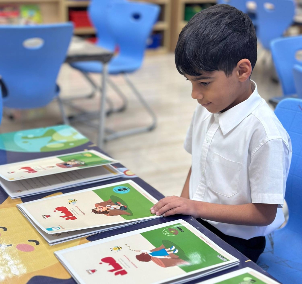 المعلم عبدالرزاق الملا يطوّر القدرات اللغوية لـ 200 طالب عبر مبادرة "ضاد"