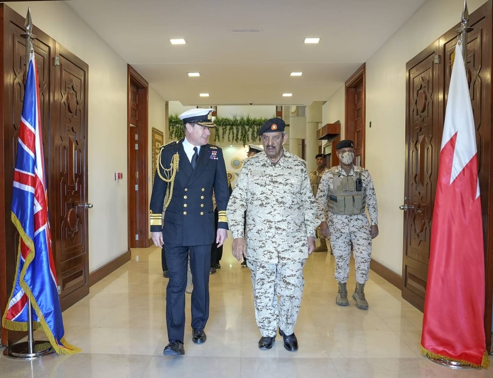 القائد العام لقوة دفاع البحرين يستقبل قائد الأسطول البحري الملكي البريطاني