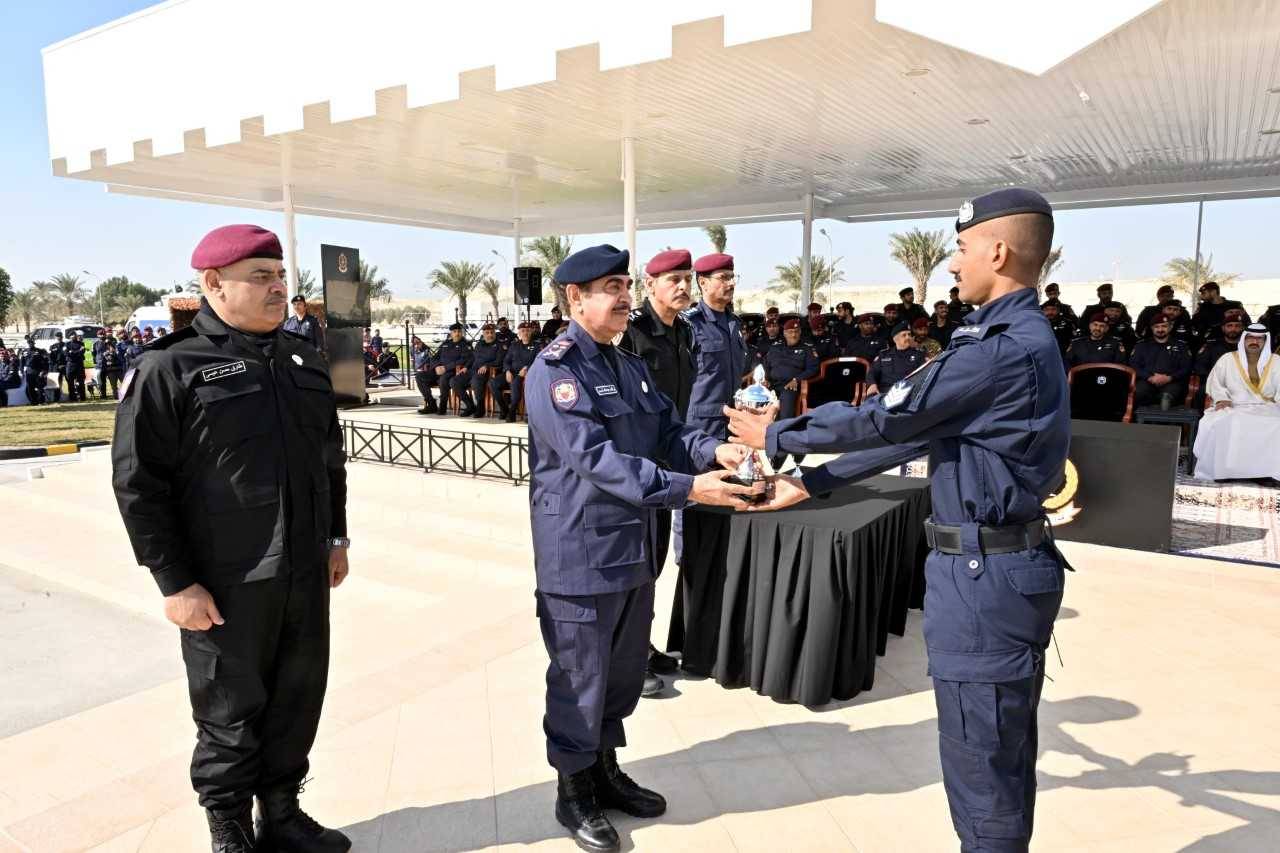 وزير الداخلية يشهد تخريج دورة الصاعقة التأسيسية الـ 38