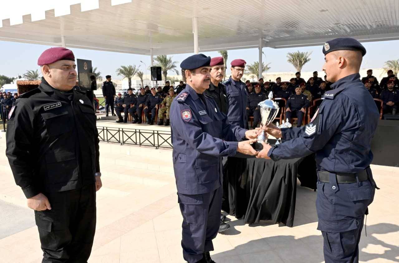 وزير الداخلية يشهد تخريج دورة الصاعقة التأسيسية الـ 38