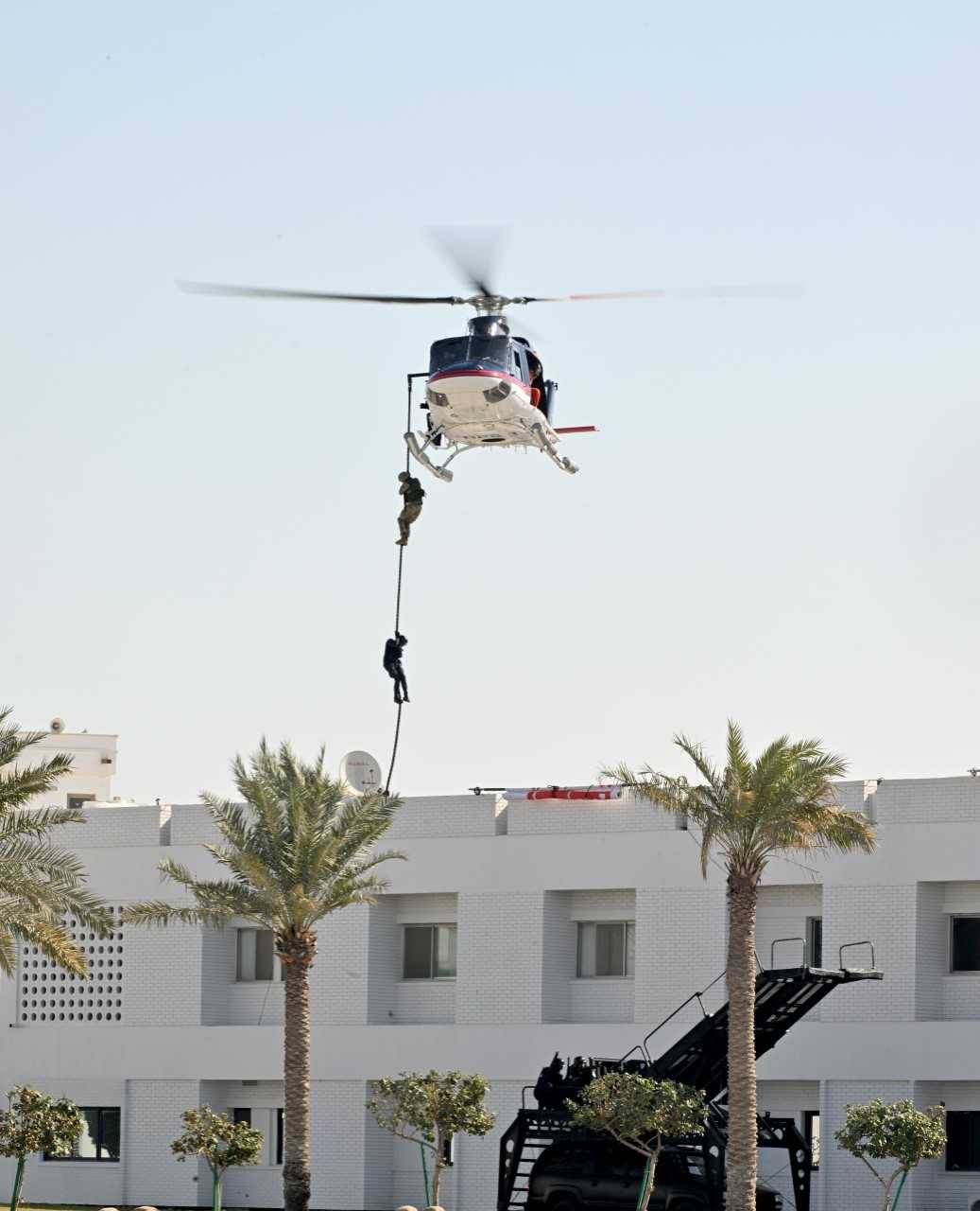 وزير الداخلية يشهد تخريج دورة الصاعقة التأسيسية الـ 38