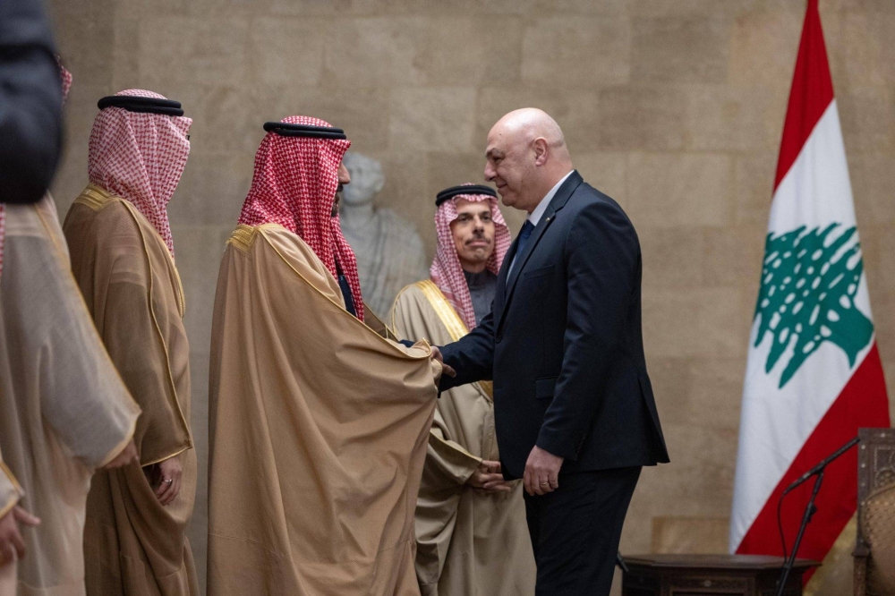 رئيس لبنان جوزيف عون يستقبل وزير الخارجية السعودي في قصر بعبدا