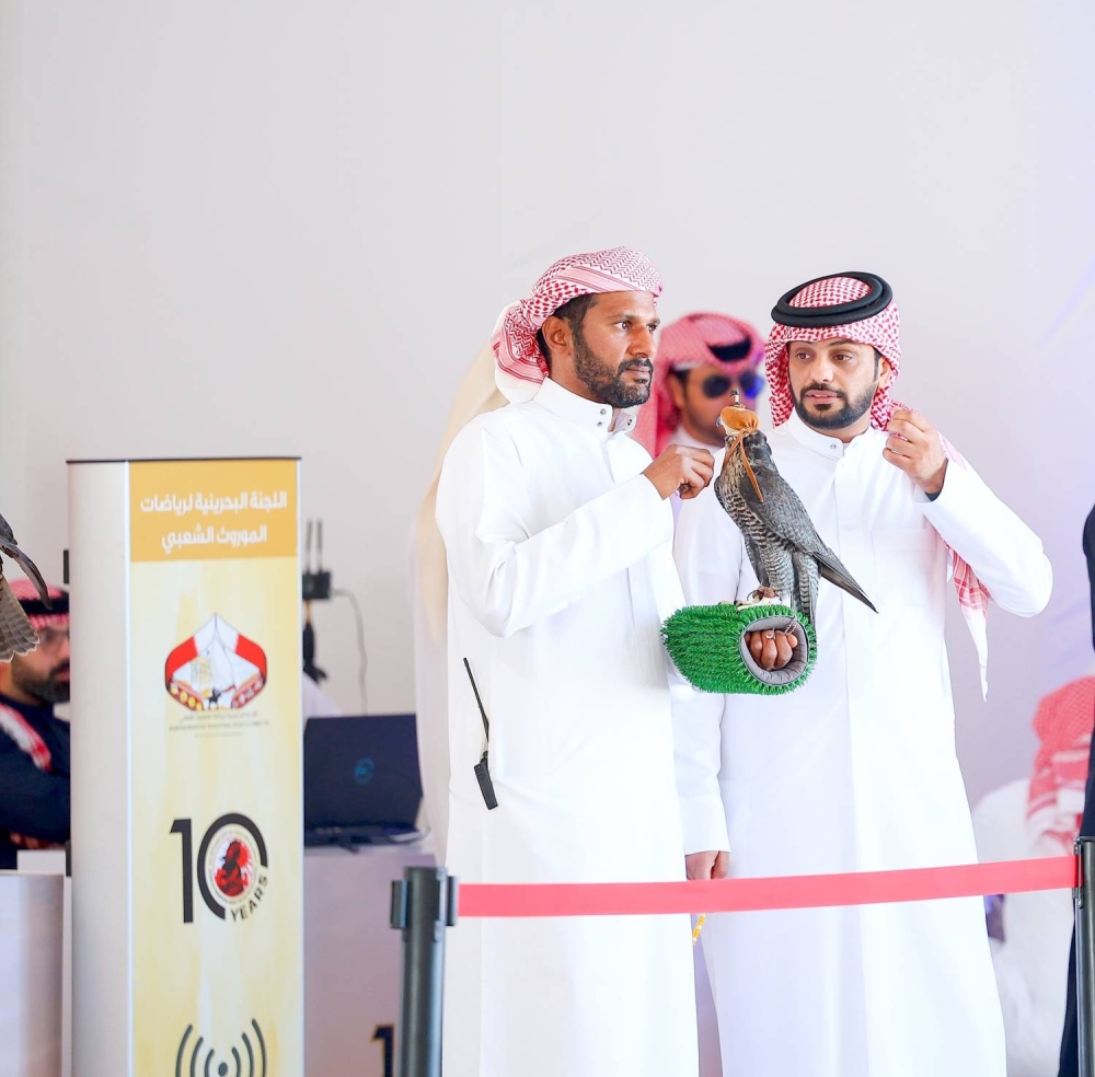 المنافسات تعود لميدان الصقور في موسم ناصر بن حمد للصقور والصيد