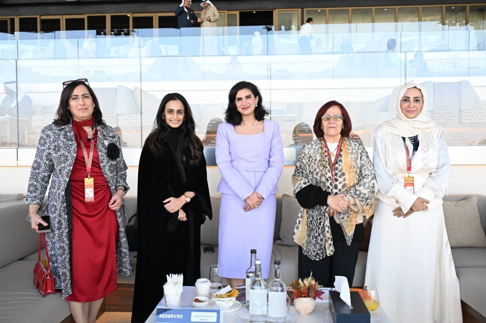 عيسى بن سلمان بن حمد يشهد السباق 14 للخيل &hellip; ونجاح رائع وحضور مميز لـ&rdquo;أمسية رويالتي