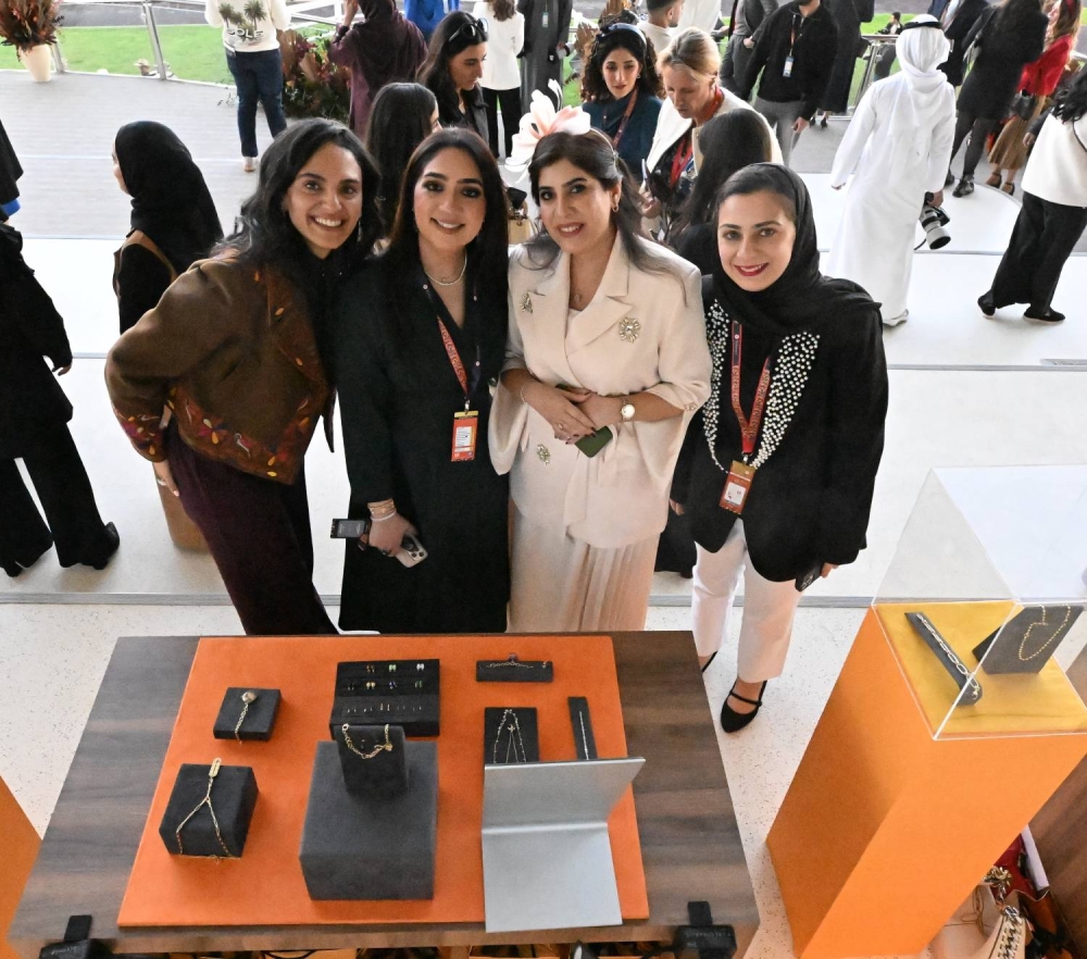 عيسى بن سلمان بن حمد يشهد السباق 14 للخيل &hellip; ونجاح رائع وحضور مميز لـ&rdquo;أمسية رويالتي