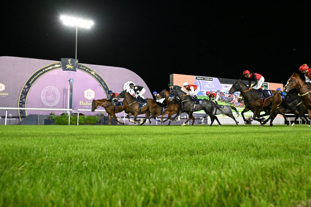 عيسى بن سلمان بن حمد يشهد السباق 14 للخيل &hellip; ونجاح رائع وحضور مميز لـ&rdquo;أمسية رويالتي