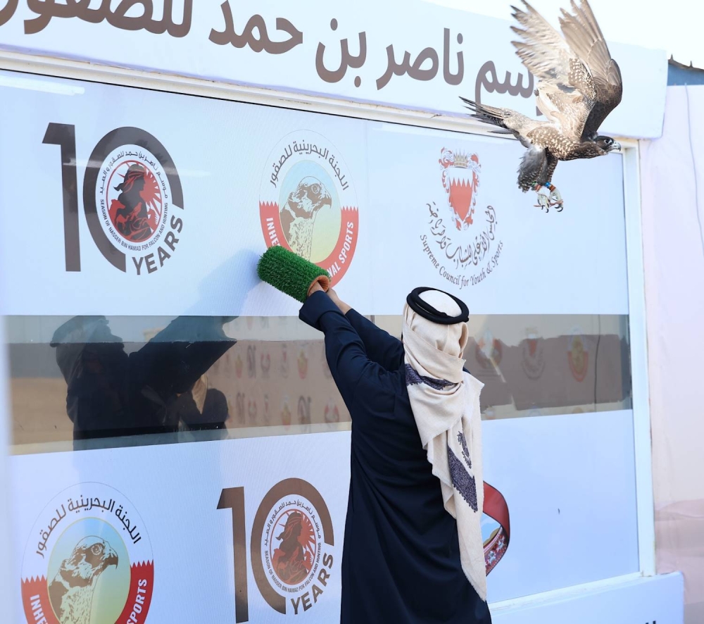 سباقات الصقور تشهد إثارة وندية في أشواط المحترفين