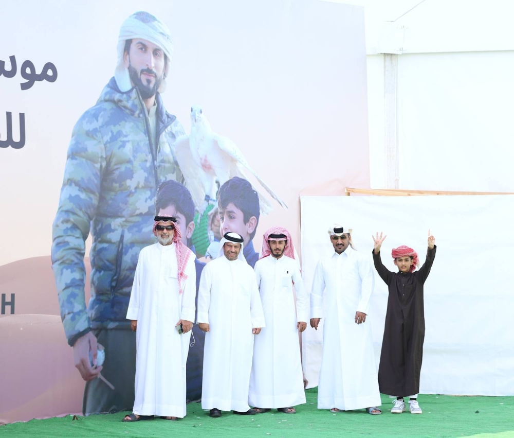 سباقات الصقور تشهد إثارة وندية في أشواط المحترفين