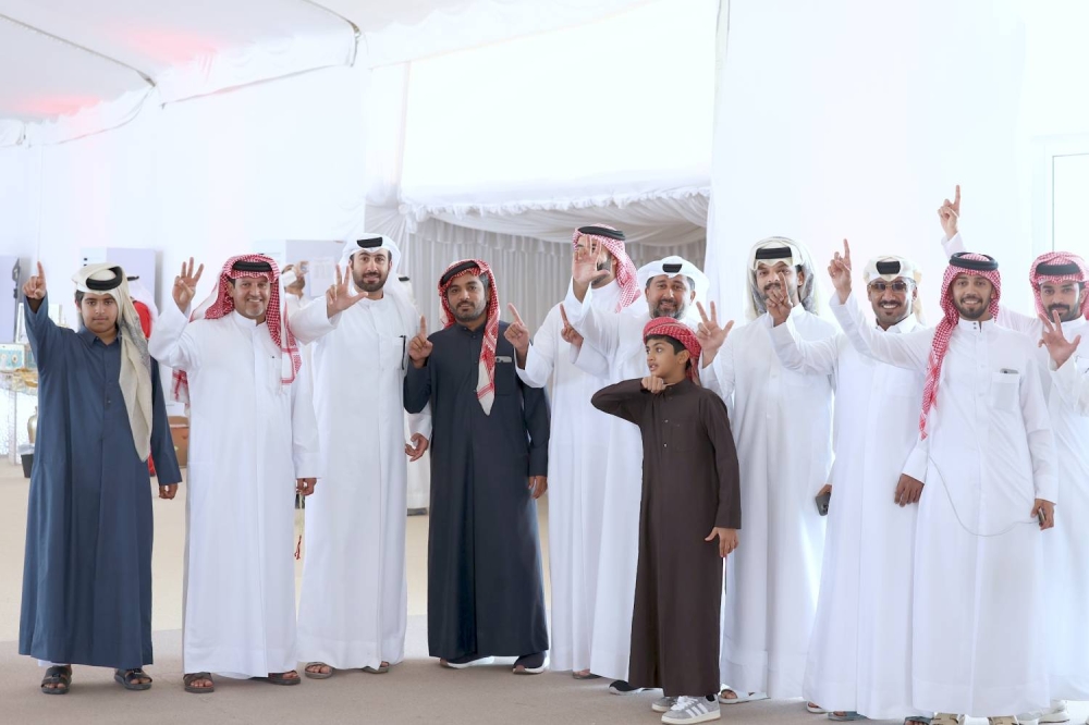 سباقات الصقور تشهد إثارة وندية في أشواط المحترفين