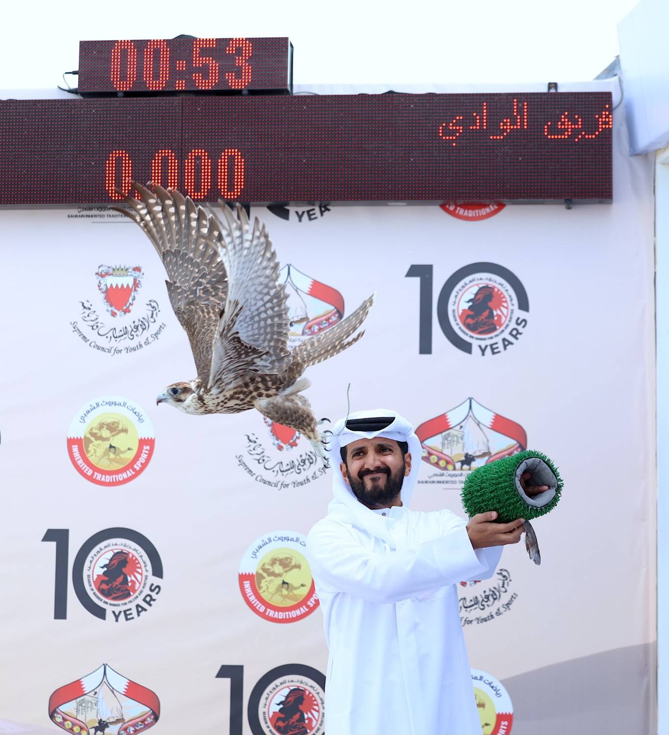 سباقات الصقور تشهد إثارة وندية في أشواط المحترفين