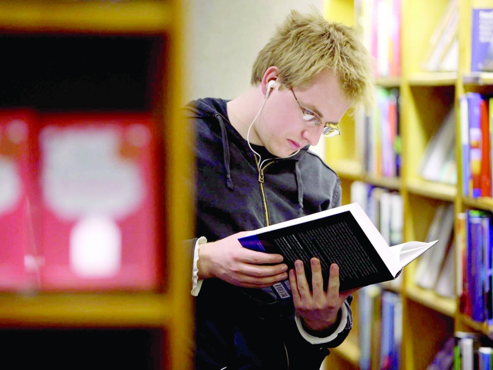 إقبال متزايد من الشباب في البحرين على قراءة الكتب المطبوعة