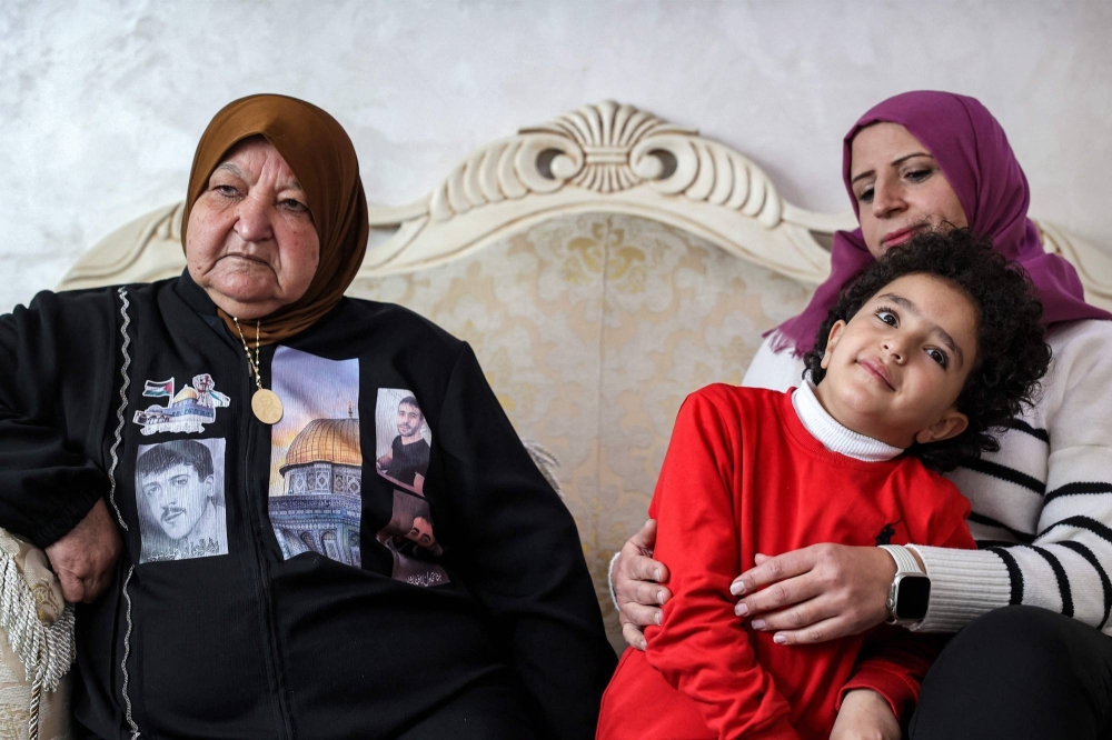 رغم إبعادهم... فرحة عارمة لأم فلسطينية اُفرج عن 3 من أبنائها من سجون إسرائيل