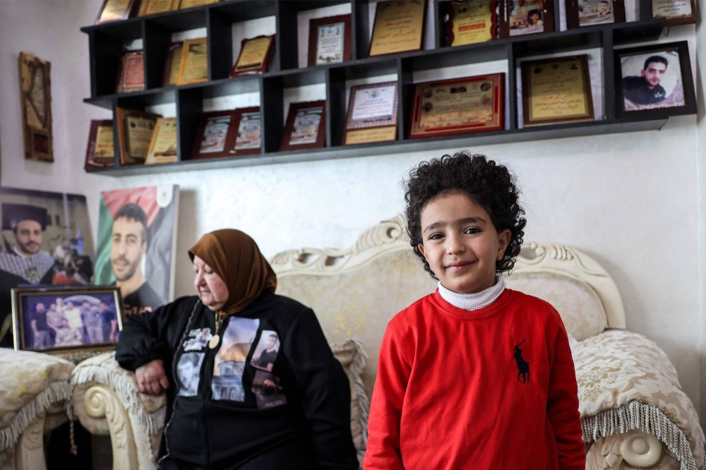 رغم إبعادهم... فرحة عارمة لأم فلسطينية اُفرج عن 3 من أبنائها من سجون إسرائيل