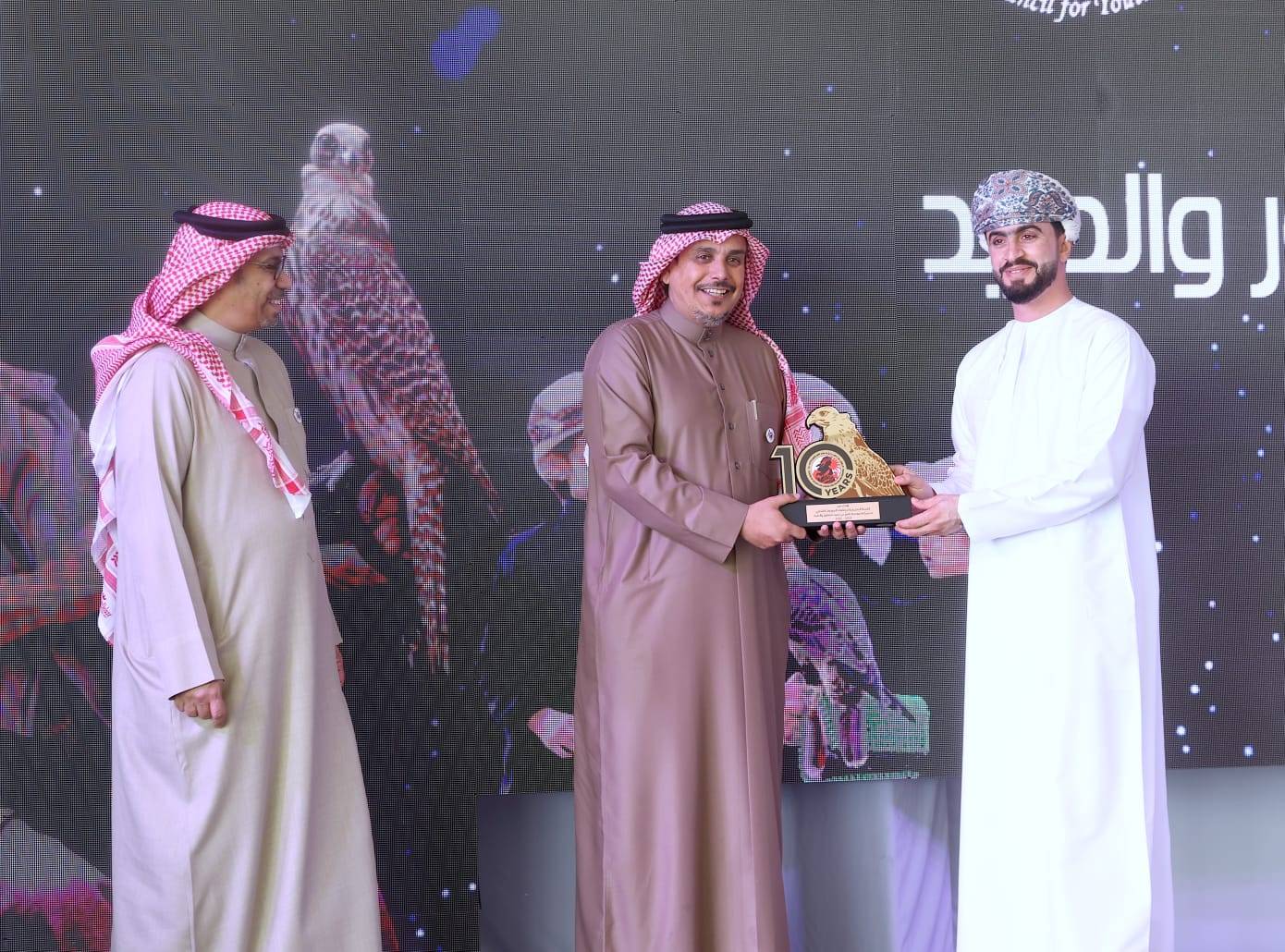 صقارو الخليج يتألقون في موسم ناصر بن حمد للصقور والصيد