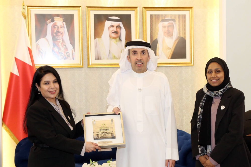 محافظ العاصمة يكرم اللجنة العليا لبرنامج العاصمة محافظة صحية