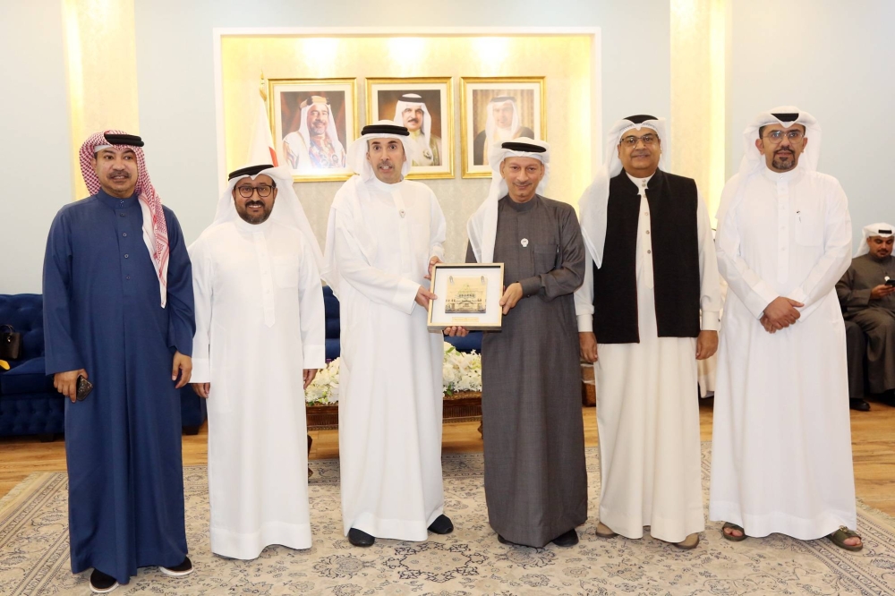 محافظ العاصمة يكرم اللجنة العليا لبرنامج العاصمة محافظة صحية