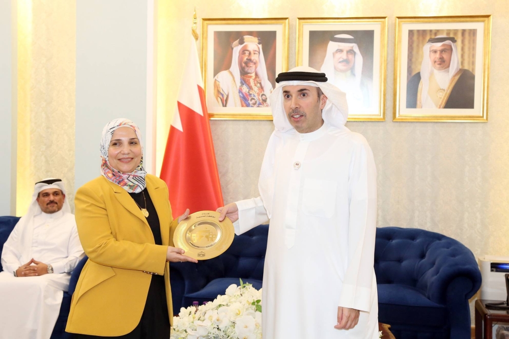 محافظ العاصمة يكرم اللجنة العليا لبرنامج العاصمة محافظة صحية