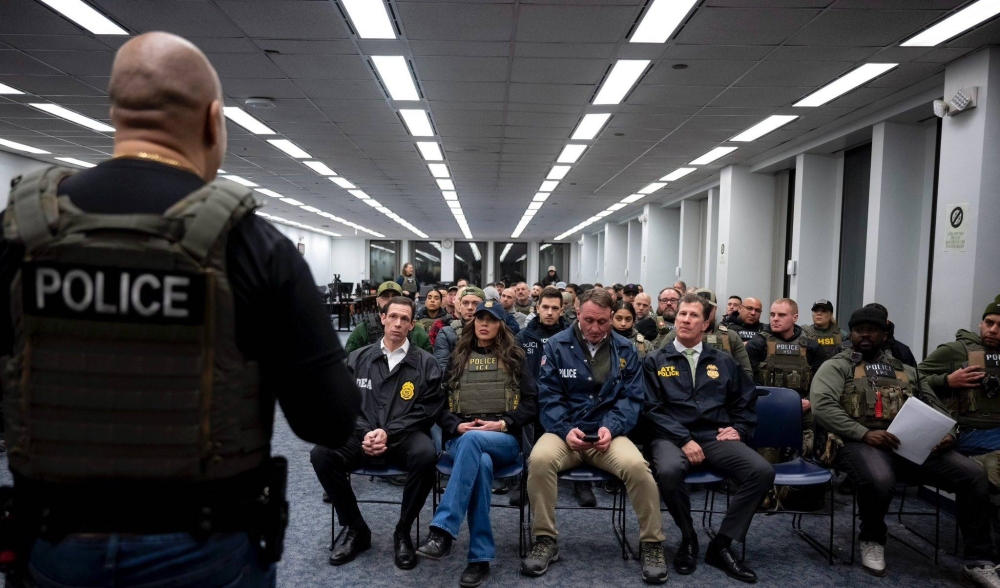 وزيرة الداخلية الأمريكية تشارك في مداهمة لضبط مهاجرين غير شرعيين (فيديو + صور)