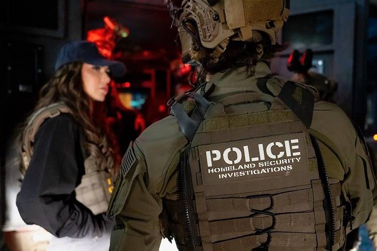 وزيرة الداخلية الأمريكية تشارك في مداهمة لضبط مهاجرين غير شرعيين (فيديو + صور)