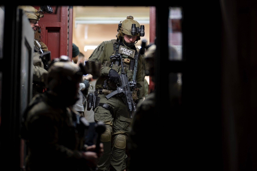 وزيرة الداخلية الأمريكية تشارك في مداهمة لضبط مهاجرين غير شرعيين (فيديو + صور)