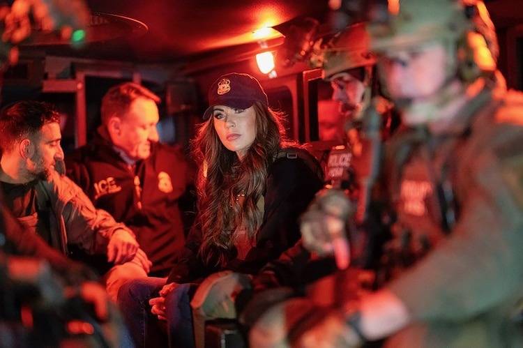 وزيرة الداخلية الأمريكية تشارك في مداهمة لضبط مهاجرين غير شرعيين (فيديو + صور)