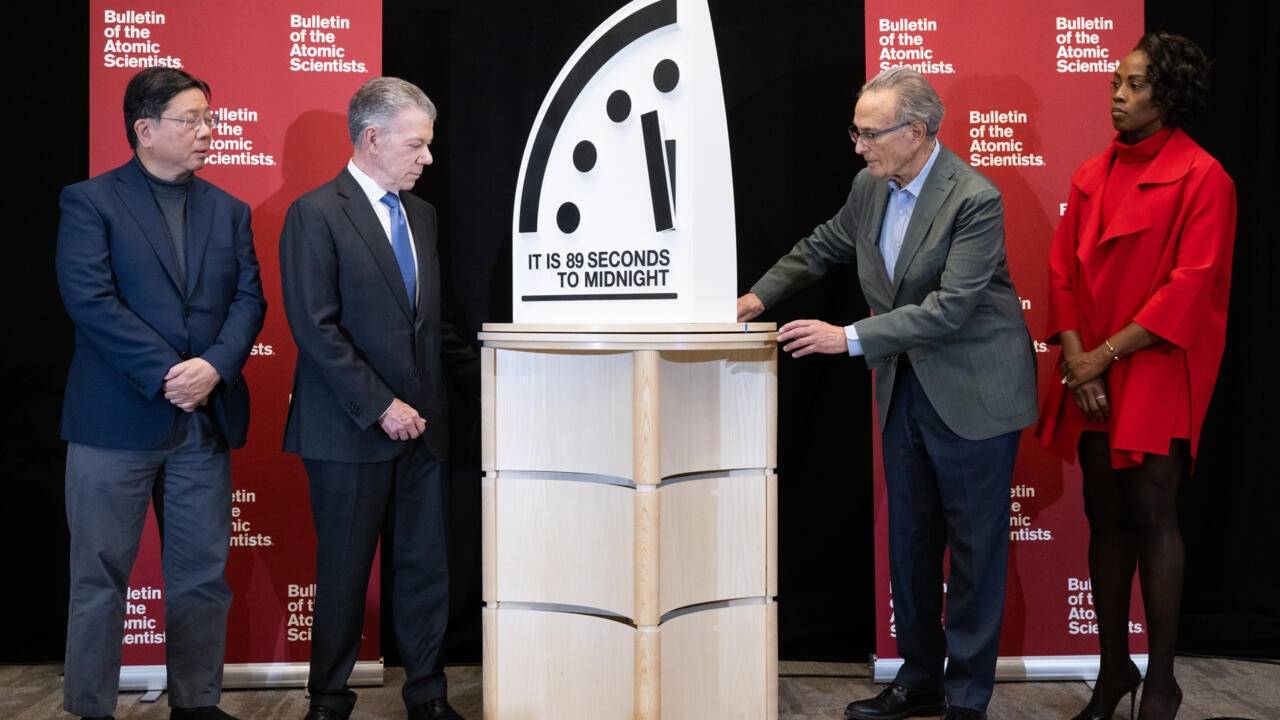 &laquo;89 ثانية&raquo;.. عقارب ساعة يوم القيامة تقترب من منتصف الليل النووي