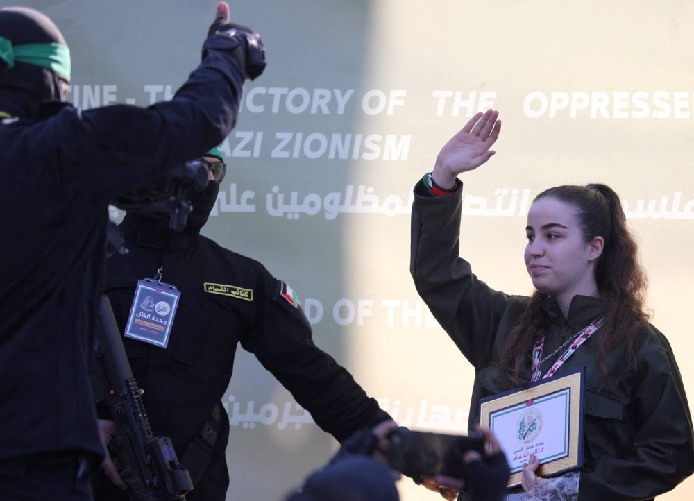 مراسم تسليم الرهينة الإسرائيلية آغام بيرغر للصليب الأحمر في مخيم جباليا (صور + فيديو)