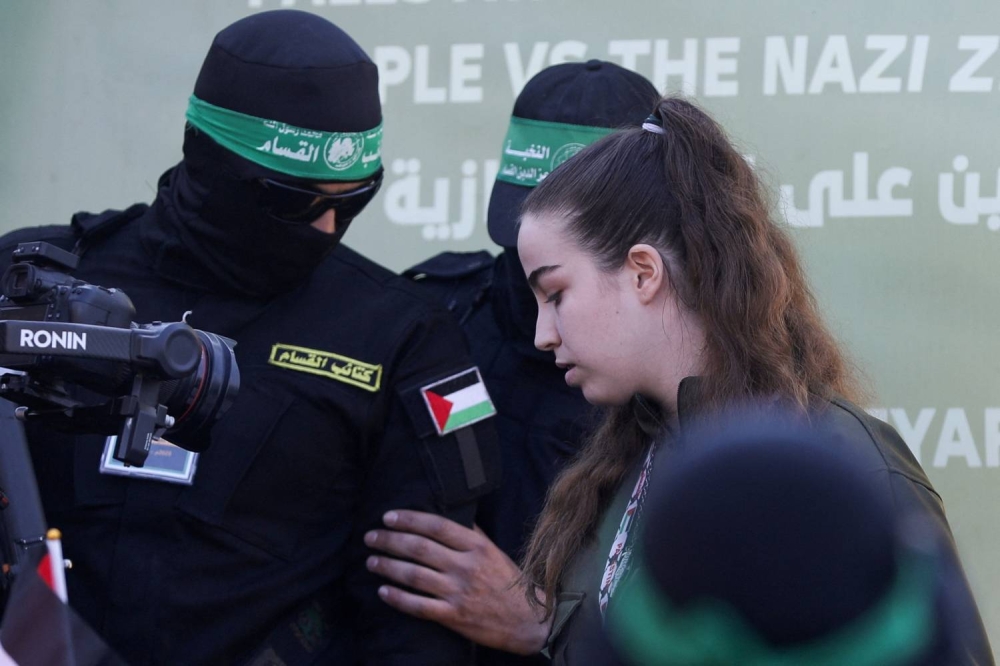 مراسم تسليم الرهينة الإسرائيلية آغام بيرغر للصليب الأحمر في مخيم جباليا (صور + فيديو)