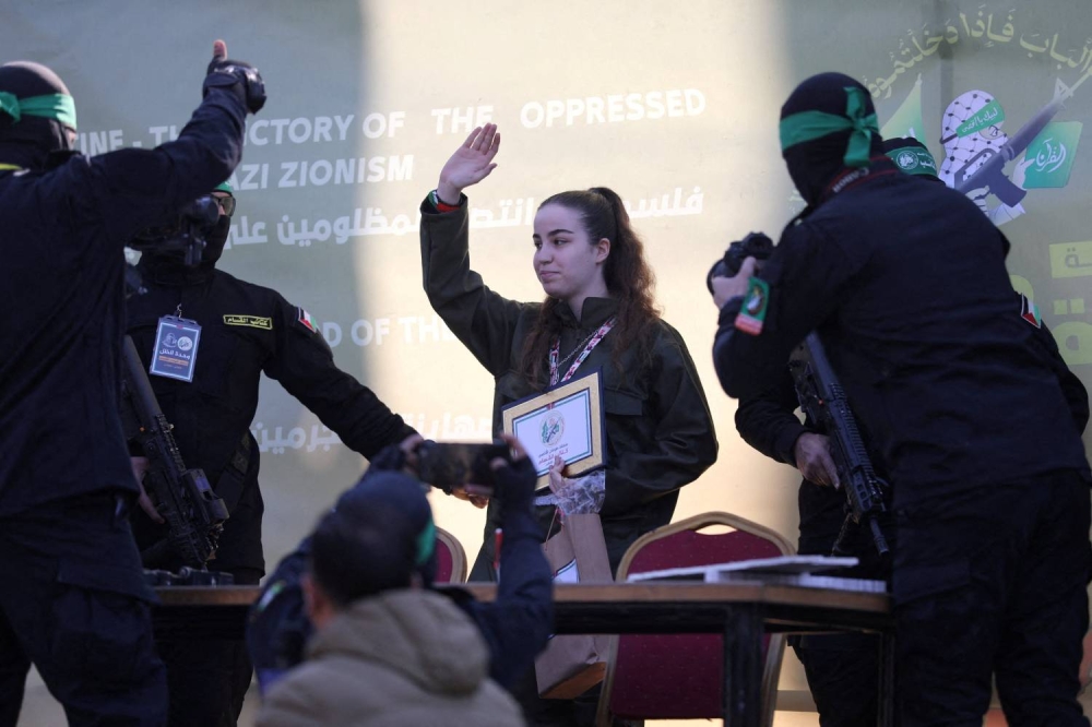 مراسم تسليم الرهينة الإسرائيلية آغام بيرغر للصليب الأحمر في مخيم جباليا (صور + فيديو)