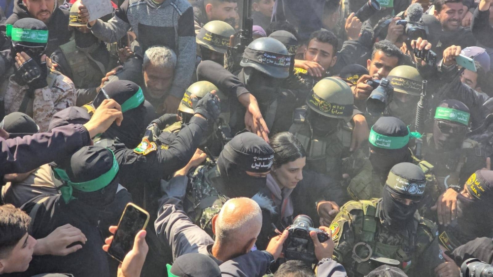 أربيل يهود من بينهم.. مراسم تسلم الصليب الأحمر الدولي أسيرين إسرائيليين في خان يونس (فيديو)