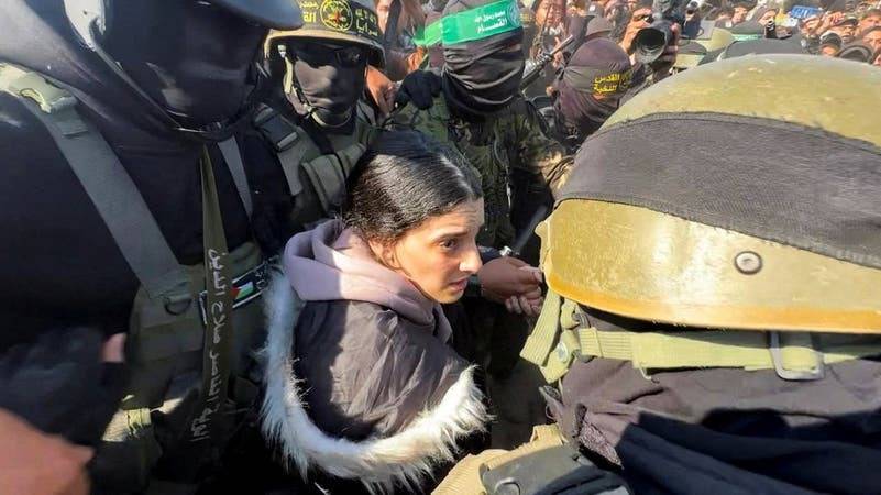 أربيل يهود من بينهم.. مراسم تسلم الصليب الأحمر الدولي أسيرين إسرائيليين في خان يونس (فيديو)