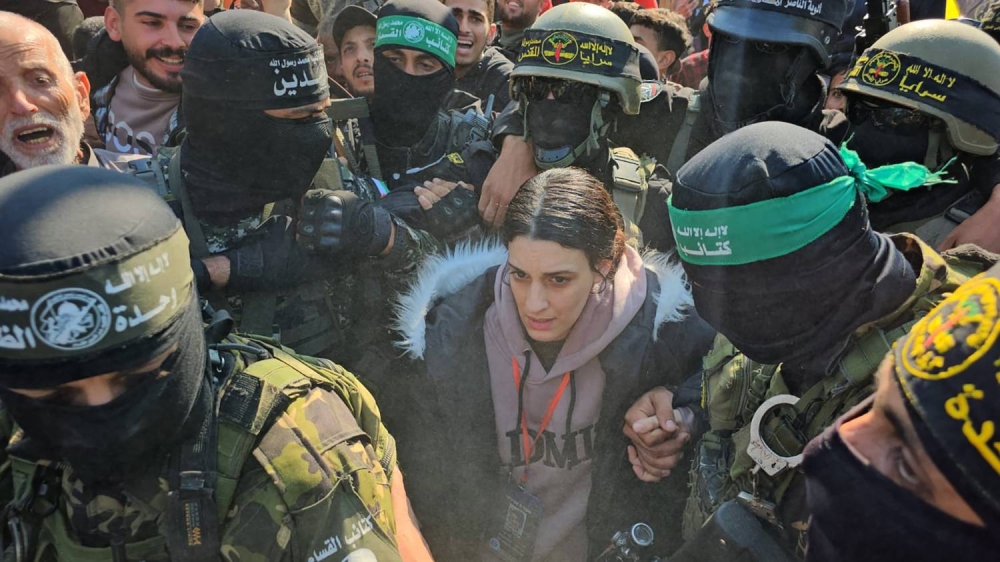 أربيل يهود من بينهم.. مراسم تسلم الصليب الأحمر الدولي أسيرين إسرائيليين في خان يونس (فيديو)