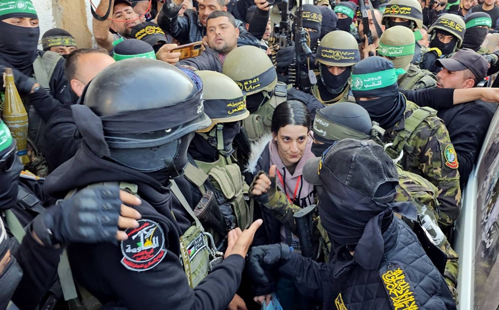 أربيل يهود من بينهم.. مراسم تسلم الصليب الأحمر الدولي أسيرين إسرائيليين في خان يونس (فيديو)