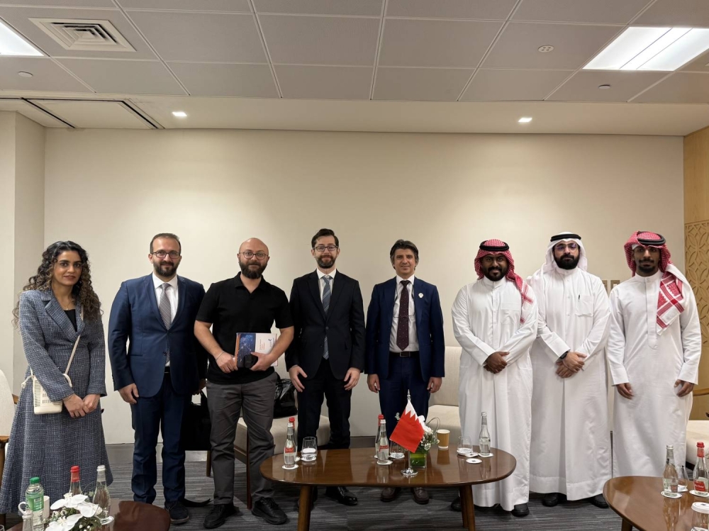 الأنصاري يلتقي عدداً من ممثلي الشركات الطبية خلال زيارته لفعاليات مؤتمر ومعرض الصحة العربي 2025