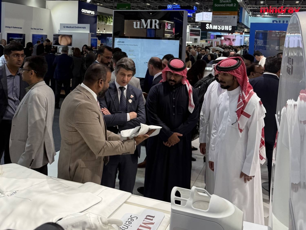 الأنصاري يلتقي عدداً من ممثلي الشركات الطبية خلال زيارته لفعاليات مؤتمر ومعرض الصحة العربي 2025