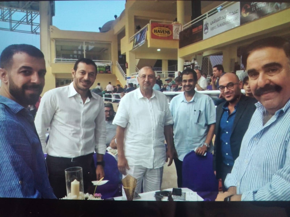 شاهد.. صور نادرة تجمع الفنان مصطفى شعبان وشقيقه الراحل في إحدى بطولات الخيل