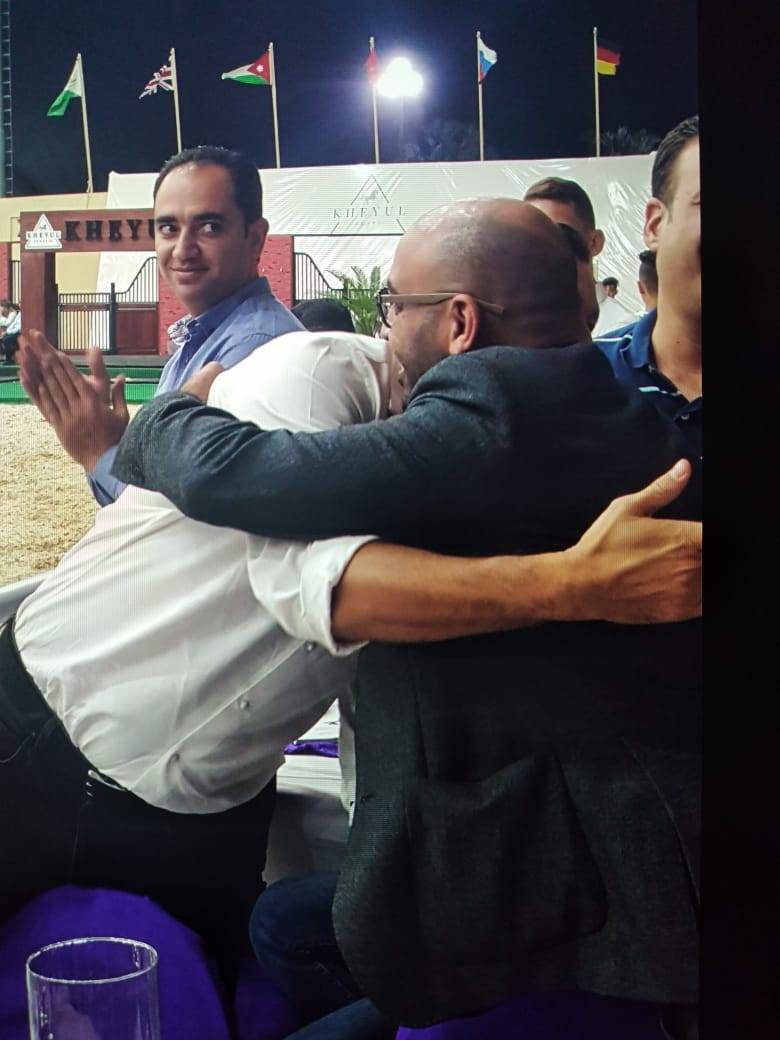 شاهد.. صور نادرة تجمع الفنان مصطفى شعبان وشقيقه الراحل في إحدى بطولات الخيل