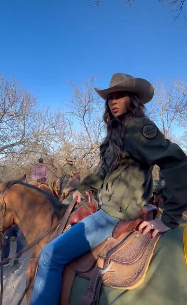 وزيرة الأمن الأمريكية كريستي نويم تطارد المهاجرين على ظهور الخيل