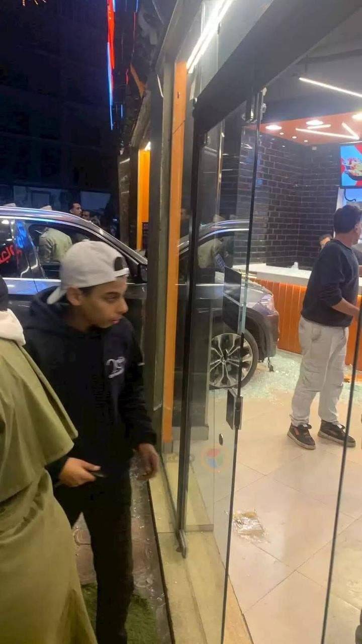 سيارة تقتحم مطعماً في مصر.. والخسائر قتيل ومصابان اثنان