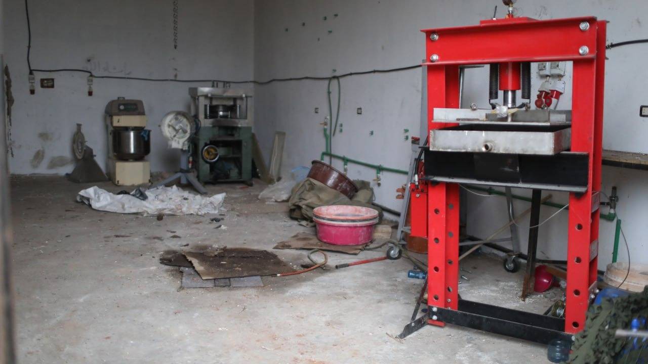 الأمن السوري يضبط أسلحة ومعامل مخدرات على الحدود مع لبنان