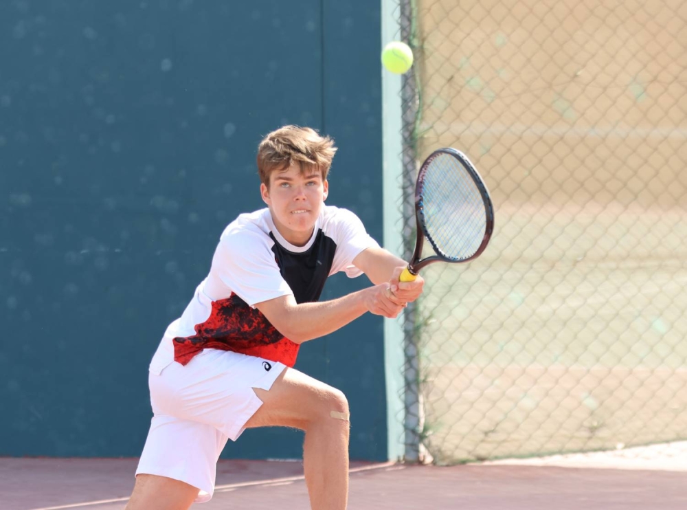 اللبناني بيدان يفجر مفاجأة مدوية ويقصي حامل اللقب من الدور الأول