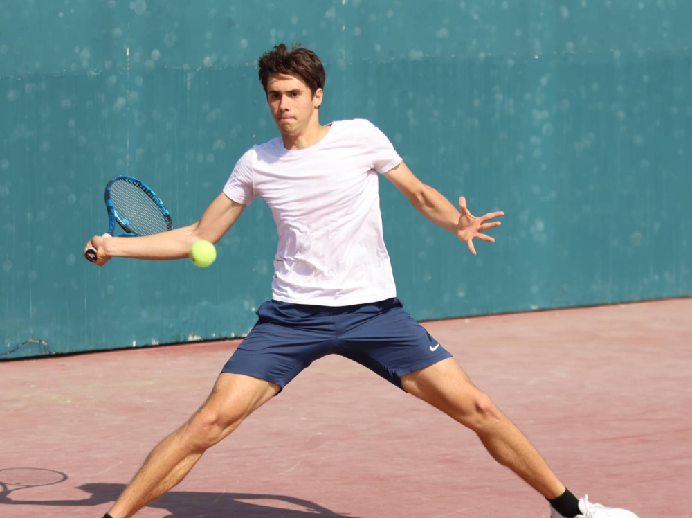 اللبناني بيدان يفجر مفاجأة مدوية ويقصي حامل اللقب من الدور الأول