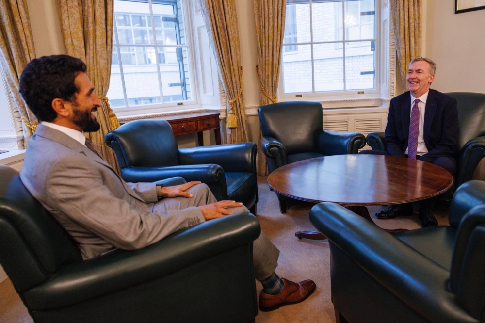 ناصر بن حمد يبحث التعاون الدفاعي مع رئيس أركان الدفاع البريطاني